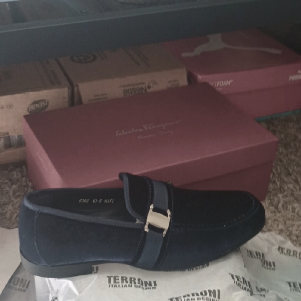 Men's size 10.5 or 43.5 blue suede like material. Italian design.